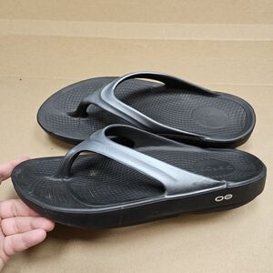 Oofos 11 Recovery Flip Flop Thong Silver Black Sandals